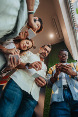 Obraz premium A dynamic team of professionals brainstorm, collaborate, and share ideas in a modern office. Their diverse expertise and teamwork foster corporate growth and innovation.