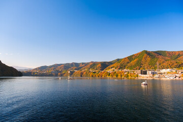 Fototapeta na wymiar 神奈川県相模原市 紅葉に染まる相模湖