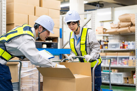 荷物を検査する作業員