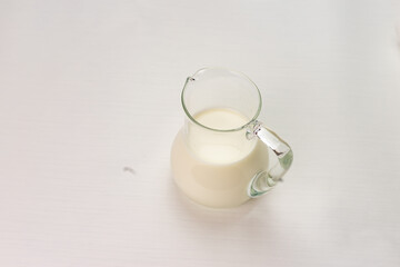 milch in einer durchsichtigen karaffe 