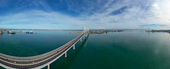 vistas del puente de la constitución en la bahía de Cádiz, España © Antonio ciero