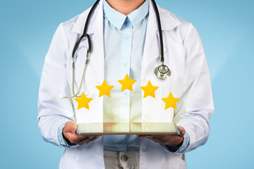 Doctor showing 5-star review on tablet - obrazy, fototapety, plakaty