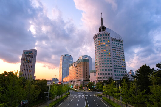 千葉市美浜区 夕暮れの幕張新都心の高層ビル群（2022年5月3日）