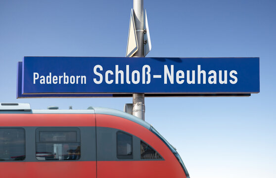Bahntafel, Paderborn, Schlo&szlig;-Neuhaus Bahnhof, (Symbolbild)