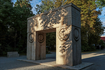 Fototapeta na wymiarA beautiful park in Romania, Târgu Jiu. Monument.