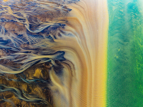 Fototapeta Vue aérienne de méandres colorées et le Holtsós au sud de l'Islande 