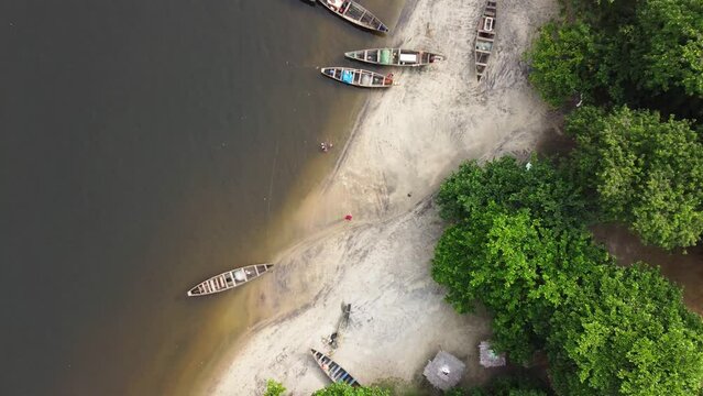 Lagune avec ses pirogues de p&ecirc;ches.