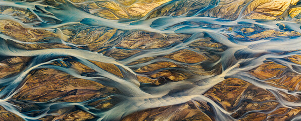 Vue aérienne de méandres colorées au sud de l'Islande