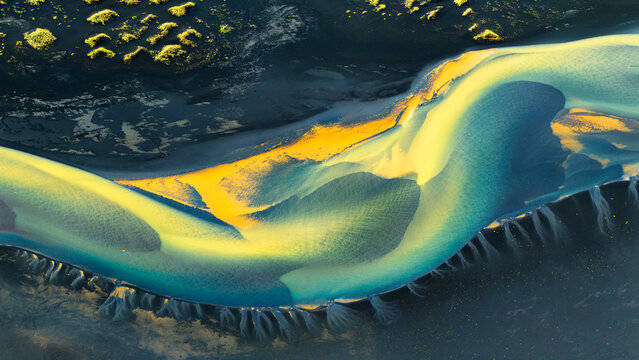 Vue a&eacute;rienne de m&eacute;andres color&eacute;es au sud de l'Islande