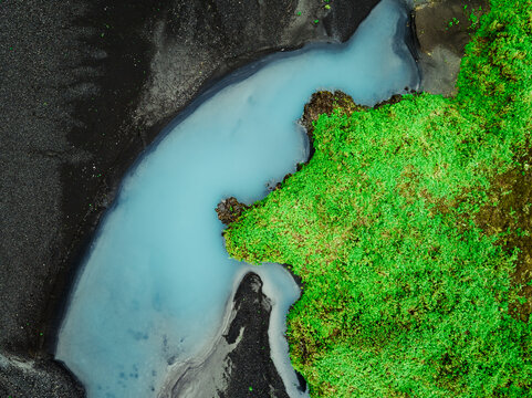 Vue a&eacute;rienne d'une rivi&egrave;re au sud de l'Islande
