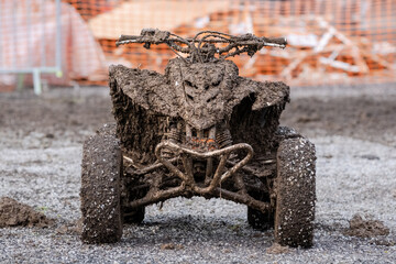 Un quad à l'arrêt plein de boue