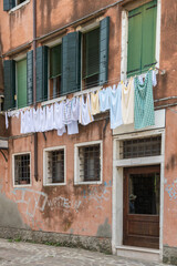 Fassade mit Wäscheleine in Venedig