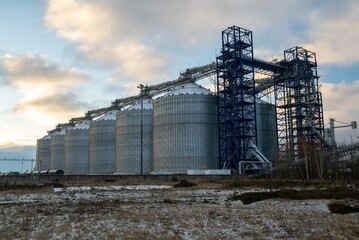 Obraz premium Grain storage in the port. Photo in winter.