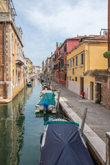 Kanal mit Booten in Dorsoduro, Venedig