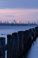 夕暮れ時の木更津市久津間海岸から望む東京方面の風景