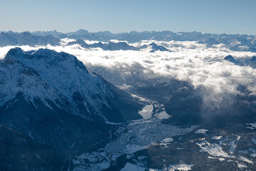 Über den Alpen -  Im Heißluftballon über die Alpen - ein Wolkenteppich über den Tälern