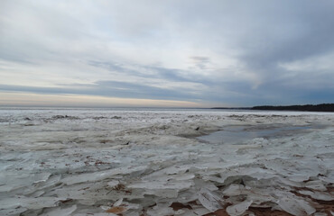        Dawn in winter over the frozen sea. Northern nature.