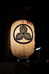Chouchin lampara japonesa de color blanco en templo Tokio, Japón