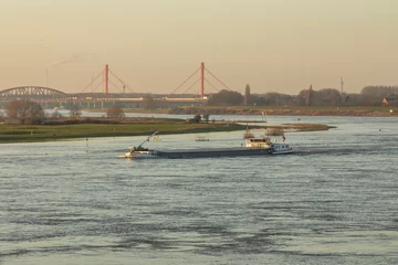Deurstickers Binnenschiff auf dem Rhein Bei Duisburg Ruhrort © barbara buderath