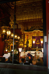 Fototapeta na wymiar Monje impartiendo ceremonia en templo Asakusa de Tokio, Japón