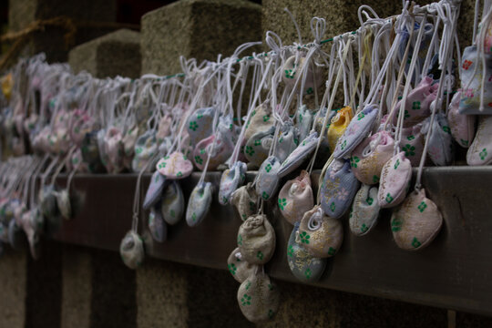 Amuletos japoneses colgados de un torii japon&eacute;s en Sumiyoshi Taisha, Osaka, Jap&oacute;n