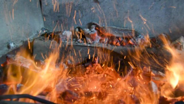 Detalhe de churrasqueira com bastante foto, brazeiro bem quente com labaredas, churrasco, bbq