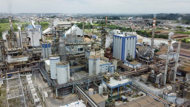 Vis&atilde;o a&eacute;rea de vapores de uma ind&uacute;stria de papel e celulose
