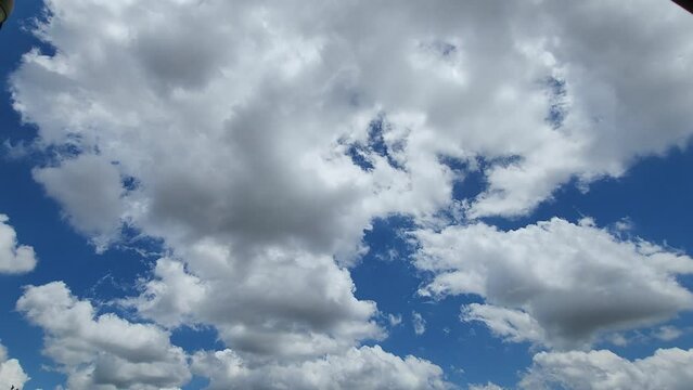 timelapse nuvens baixas, c&eacute;u azul
