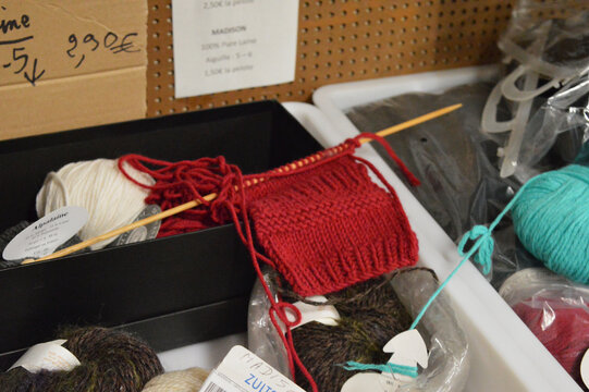 Tricot en laine rouge