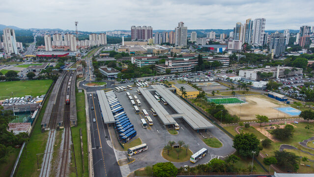 Vis&atilde;o a&eacute;rea do terminal de onibus na cidade de Mogi das Cruzes, S&atilde;o Paulo, Brasil