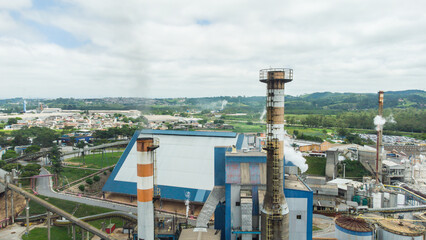 Chaminés de caldeira em uma indústria de papel e celulose em Suzano, SP, Brasil