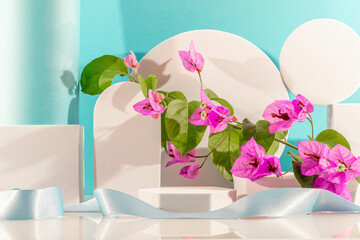 Arrière plan bleu et blanc avec présentoir pour des produits avec un rendu 3 D. Plate-forme vide avec podium pour cosmétique, bijoux, maquette ou autres objets.	