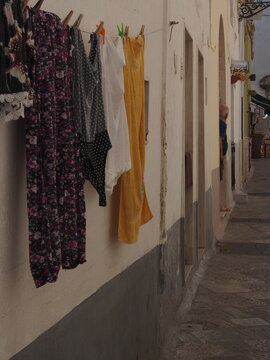 Linges et v&ecirc;tements &eacute;tendus sur le mur en Italie