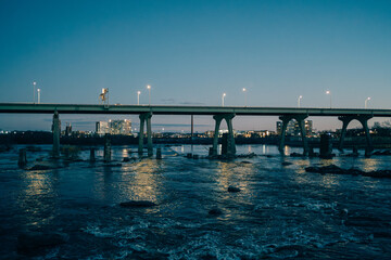 Obraz premium View of the James River from the T. Tyler Potterfield Memorial Bridge in Richmond, Virginia