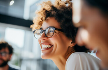 Funcionários felizes se reúnem para mostrar a beleza da diversidade, diferentes origens e culturas no local de trabalho.
