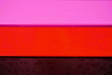 Pink-rot-braune gestreifte Holzwand mit Regentropfenmuster 