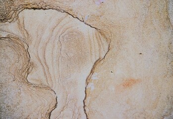 Alte verwitterte beige-weiße Betonwand mit Muster als Hintergrund