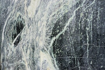 Schwarze Marmorwand mit weißem dramatischem Muster als Hintergrund 