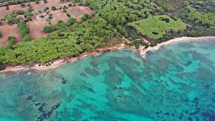 survol des plages de capo caccia au nord de la Sardaigne en Italie vers Alghero