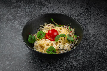 Carbonara noodles with mushrooms