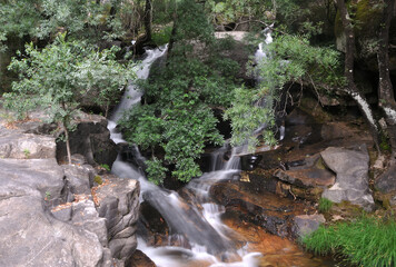 Vale do rio Leça, leito do rio por entre as pedras e vegetação, queda de água, desfoque de...