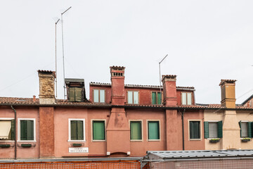 Häuser mit Schornsteinen und Antennen in Venedig