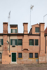 Hausfassade mit Schornsteinen in Venedig, Giudecca