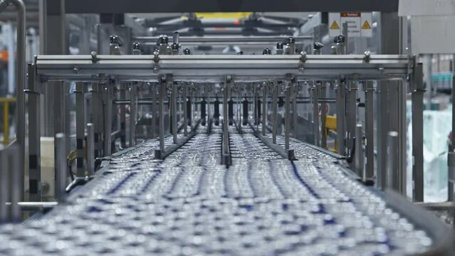 The moment when filled tin cans queue up on the production line for packaging in a fully automated filling factory