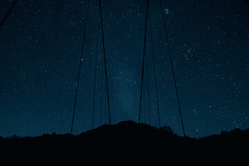 吊り橋の上から見た冬の満点の星空