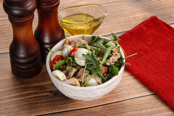 Salad with tuna, tomato, quail egg and arugula