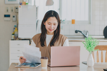 自宅で仕事をする女性　work remotely