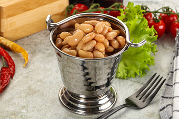 White canned beans in the bowl