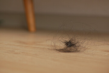  women lost hair drops on floor 