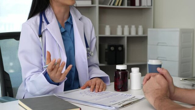 Medical specialists and patients discuss symptoms of disease and Physical abnormalities in the clinic The hospital follows up, listens to results, and plans treatment. Explaining medicines to patients